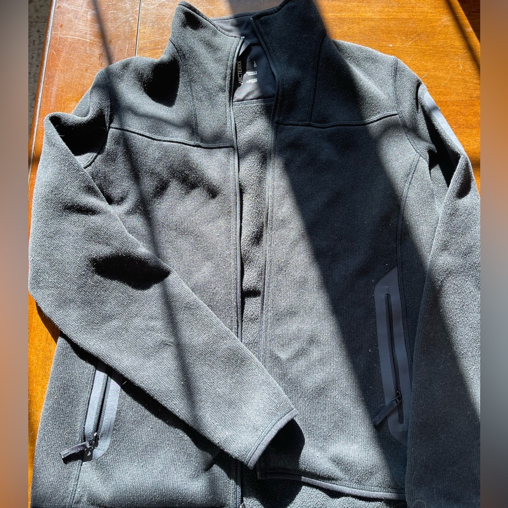 Arcteryx women’s large zip up jacket - covert cardigan
